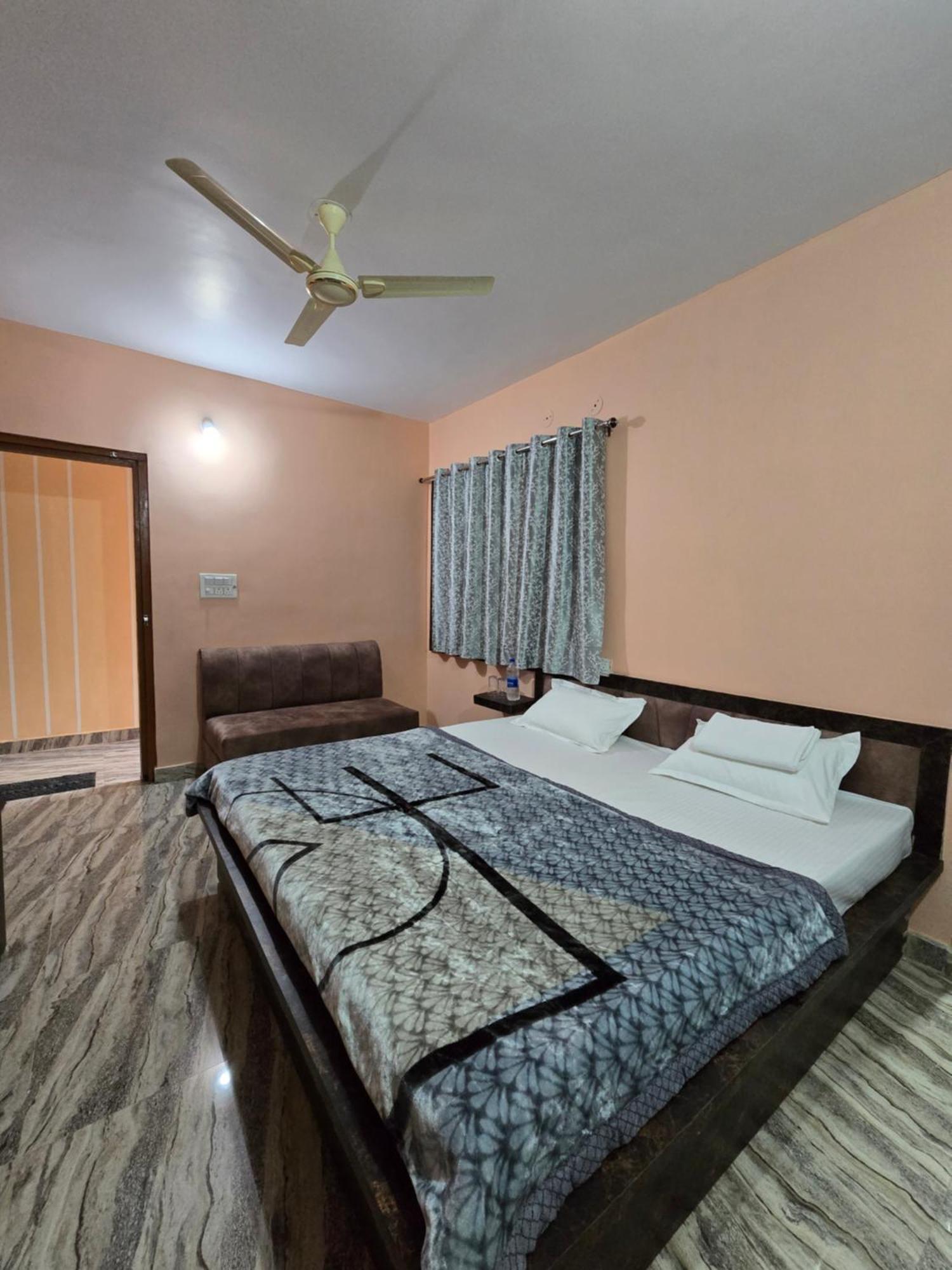 Suryansh Hotel 2*